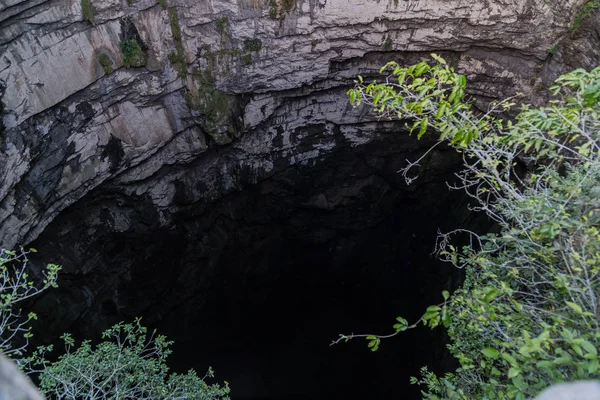 Basement of Las Golondrinas (Hirundo rustica) is a natural abyss located in the town of Aquism:n belonging to the Mexican state of San Luis Potos: — стоковое фото