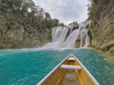 (El Salto-El Meco) San Luis Potosi México, Hermosa cascada Turkuaz bir nehir ve rezerv kayalıkları. Güzel doğal kanyon, mavi nehir suyu ve tekne gezisi.