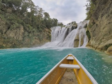 (EL SALTO-EL MECO) san luis potosi México, hermosa cascada Turquoise water in a river and cliffs of the reserve. Beautiful natural canyon, blue river water and boating clipart