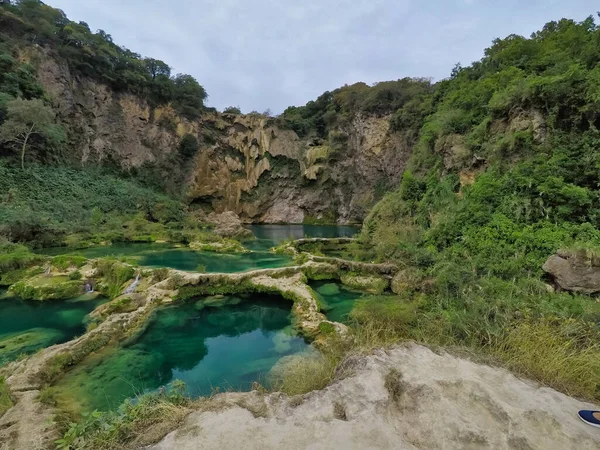 (EL SALTO-EL MECO) san luis potosi México, hermosa cascada Turquoise water in a river and cliffs of the reserve. Beautiful natural canyon, blue river water and boating — Stock Photo, Image