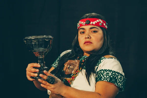 Close up of young woman Shaman ,with sahumerio in the hands , curandera, Olmec facilitator, Teotihuacana, Xicalanca - Toltec in black background, with pre-Hispanic dress — ストック写真