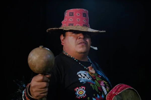 メキシコの薬用植物の治癒と洗浄におけるヒスパニック前の儀式の間に感謝を与えるシャーマンの男、魔術師の終わり、黒の背景 — ストック写真