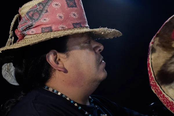 Close up of Shaman man, sorcerer, during Pre-Hispanic ritual in Healing and cleaning with medicinal plants in Mexico, with black background — Stockfoto