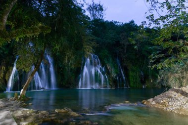 Tamasopo Şelaleleri 'nin güzel nehri San Luis Potosi Meksika