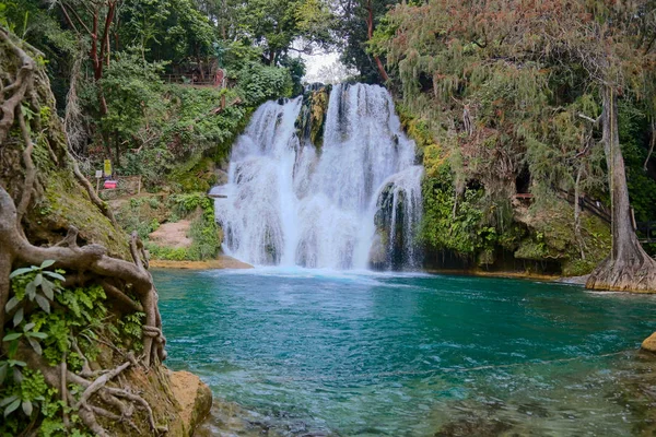 Bela vista as cachoeiras de Tamasopo san luis potosi méxico no pôr do sol — Fotografia de Stock