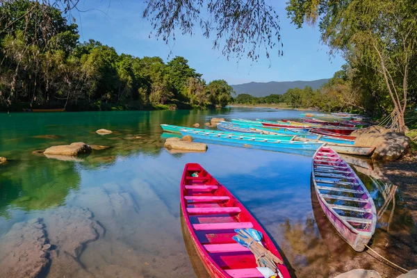 TAMUL, SAN LUIS POTOSI MEXICO - January 6, 2020:Colorful canoes on the Tamul river in Huasteca, these canoes will be used for the river tour and until you reach the waterfall — Stok fotoğraf