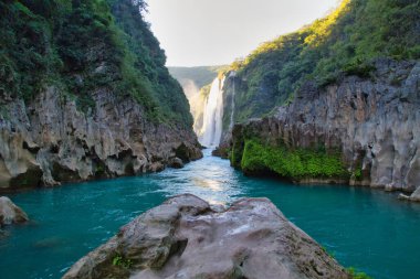 Nehir ve Meksika, San Luis Potosi 'deki Tamul şelalesinin kristal mavi suyu.