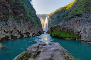 Nehir ve Meksika, San Luis Potosi 'deki Tamul şelalesinin kristal mavi suyu.