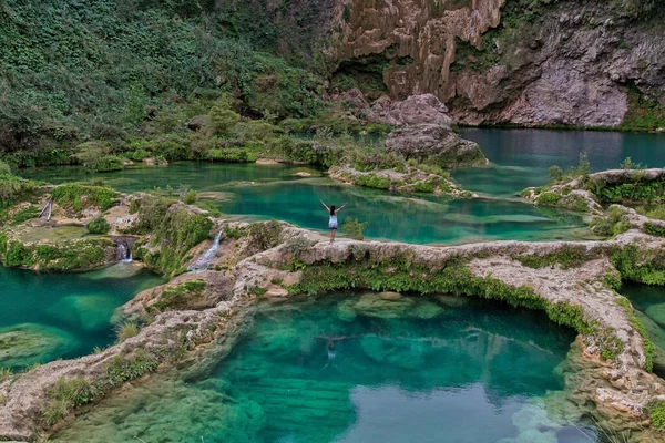 Şelalede oynayan çekici bir kadın, başından aşağı su gönderen bir kadın, El Salto-El Meco 'da şelale San Luis Potosi Meksika