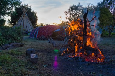 Temazcal, ayin hazırlığı, sıcak taşlı geleneksel yerli ter kulübesi.