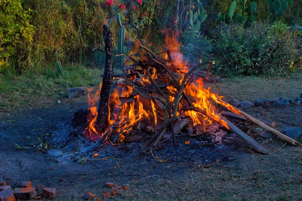 Fogueira Temazcal Pedras Fogo Madeira — Fotografia de Stock