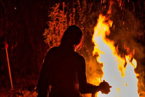 Chaman Woman Albergue Tradicional Sudor Nativo Con Piedras Calientes — Foto de Stock