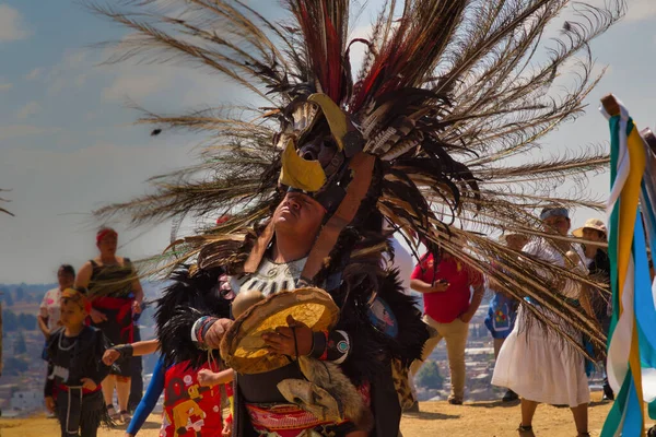 Мексиканские Танцоры Позируют Перед Камерой Пучками Доиспанским Платьем — стоковое фото