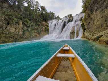 Sarı tekne manzaralı (EL SALTO-EL MECO) mavi nehir suyu ve tekne gezisi