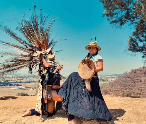 メキシコのダンサーは タフトと前ヒスパニック系のドレスでカメラをポーズ — ストック写真