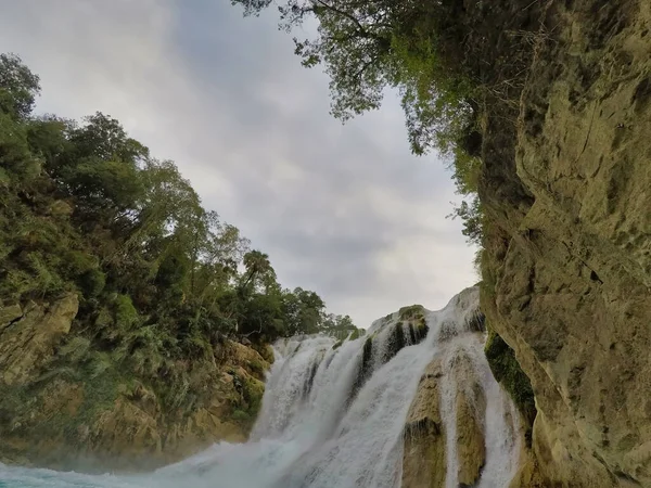 Baum Ufer Des Türkisfarbenen Flusses Schöne Kleine Wasserfälle Wasserfall Versteckt — Stockfoto