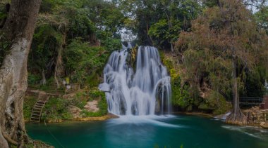 Tamasopo Şelaleleri 'nin güzel nehri San Luis Potosi Meksika