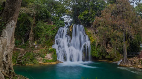 Tamasopo Şelaleleri 'nin güzel nehri San Luis Potosi Meksika