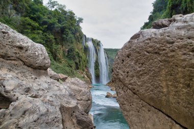 Nehrin Arkaplanı ve İnanılmaz Mavi Tamul Şelalesinin Anlamak