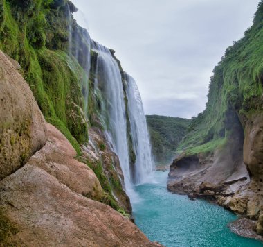 Nehir ve San Luis Potosi Meksika 'daki Tamul şelalesinin kristal mavi suyu.