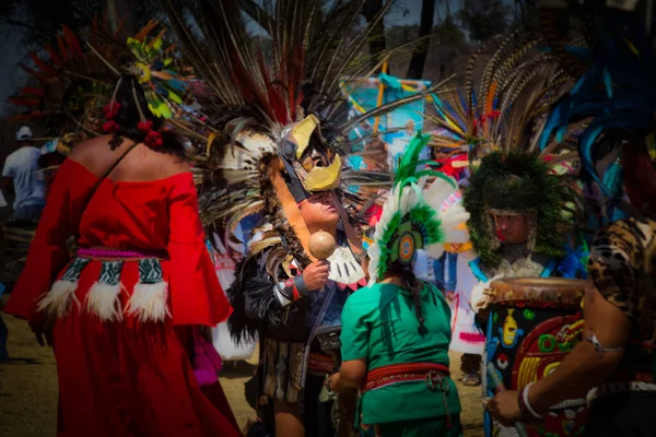 Mexican Dancers Posing Camera Tufts Pre Hispanic Dress — Stock Photo, Image