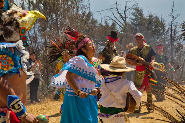 Sacromonte Amecameca Февраля 2020 Года Танцовщица Догиспанских Костюмах Национальном Парке — стоковое фото