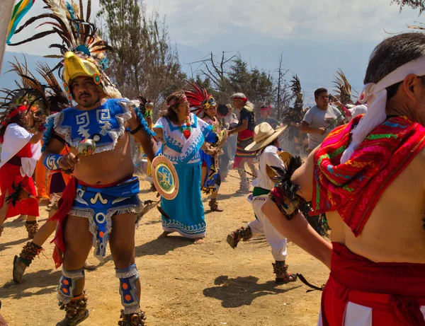 Sacromonte Amecameca Февраля 2020 Года Танцовщица Догиспанских Костюмах Национальном Парке — стоковое фото