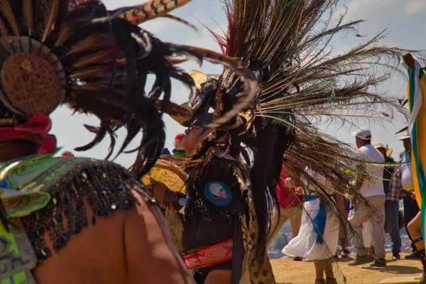 Meksikalı Dansçılar Kameraya Poz Veriyor Spanyol Elbisesi Giyiyorlar — Stok fotoğraf