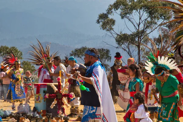 Sacromonte Amecameca Февраля 2020 Года Танцовщица Догиспанских Костюмах Национальном Парке — стоковое фото