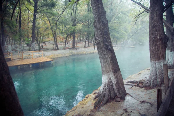 深い空の下での熱ラグーン 半分の月で寒い秋の天候で湖の上に朝の霧の青みがかった写真San Luis Potosi — ストック写真