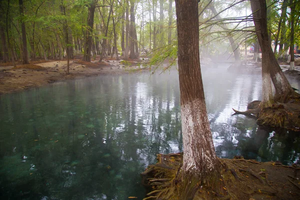 深い空の下での熱ラグーン 半分の月で寒い秋の天候で湖の上に朝の霧の青みがかった写真San Luis Potosi — ストック写真