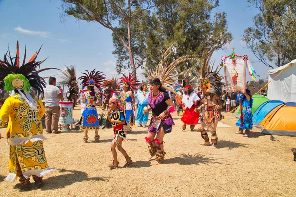 Мексиканские Танцоры Позируют Перед Камерой Пучками Доиспанским Платьем — стоковое фото
