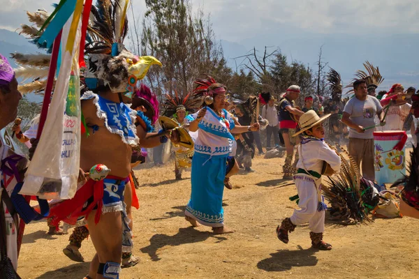 Sacromonte Amecameca Февраля 2020 Года Танцовщица Догиспанских Костюмах Национальном Парке — стоковое фото