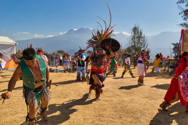 Sacromonte Amecameca Февраля 2020 Года Танцовщица Догиспанских Костюмах Национальном Парке — стоковое фото