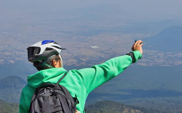 Horolezec Sopečné Malinche Propasti Fotografování Jeho Mobilním Telefonem — Stock fotografie