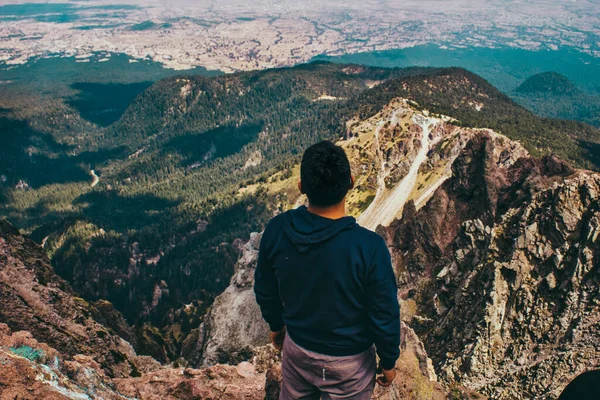 Horolezec Horolezeckými Tyčemi Sopečné Malinche Propasti Panoramatickým Výhledem — Stock fotografie