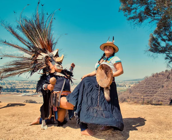 Mexicaanse Dansers Poseren Voor Camera Met Pluimen Pre Spaanse Jurk — Stockfoto