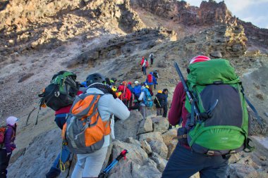 İztaccihuatl-Popocatetl Ulusal Parkı, Meksika - 18 Mart 2020: Yürüyüşçü Popocatepetl aktif yanardağıyla birlikte arka planda iniyor