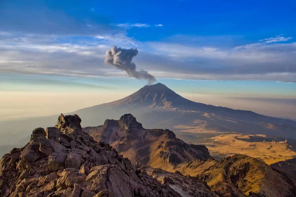 Meksika 'daki Popocatepetl yanardağı yüksek kayalıklardaki turist. Spor ve aktif yaşam konsepti