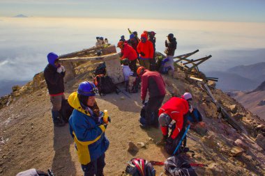 Iztaccihuatl-Popocatetl Ulusal Parkı, Meksika - 18 Mart 2020: Bir grup dağcı arka planda Popocatepetl aktif yanardağıyla dağın zirvesine tırmanır
