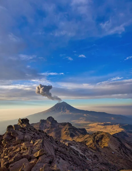 Escalando Volcán Iztacchuatl Volcán Popocatepetl Turista Cima Las Rocas Altas — Foto de Stock