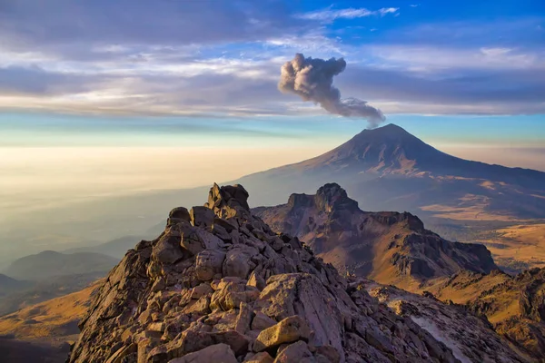 火山Popocatepetl喷发 在墨西哥Iztaccihuatl Popocatepetl国家公园跋涉 — 图库照片