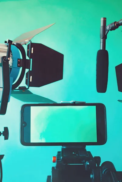 라이브 스트림 비디오 멀티미디어 컨셉트 파란색 배경에 스마트폰 마이크 반사경 — 스톡 사진