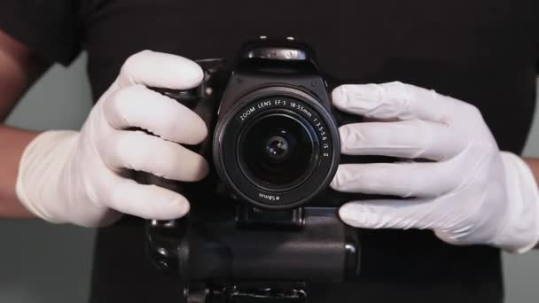 Manos Con Guantes Látex Blanco Tomando Cámara Fotográfica Para Prevenir — Vídeo de stock
