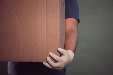 Tıbbi eldiven, karton kutu veriyor. Virüs ya da koronavirüs karantinasında kurye teslimatı dışında..