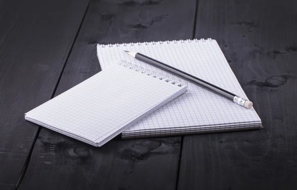 Kalem ve sarmal siyah ahşap ile not etmek — Stok fotoğraf