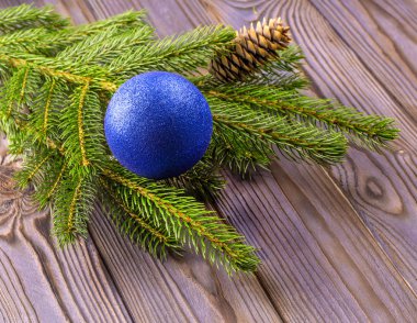 Mavi top ile dekore edilmiş bir Noel ağacının dalları 