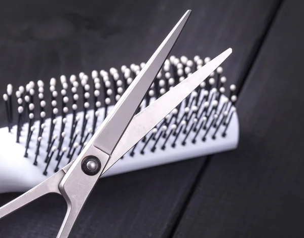 Nożyczki fryzjerskie z masaż grzebień — Zdjęcie stockowe