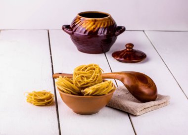 spagetti ve ahşap kaşık fincan 