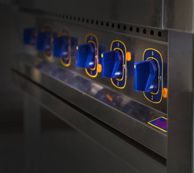 bir elektrikli ocakta geçer